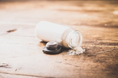 Bir cam kavanoza enjeksiyon için antibiyotik.
