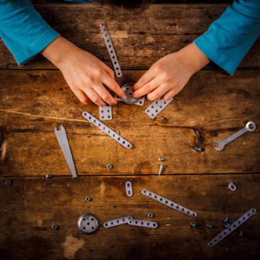 Tasarımcısı toplamak çocuk masaya.