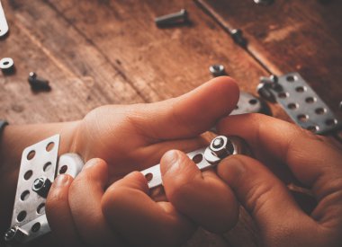 Tasarımcısı toplamak çocuk masaya.