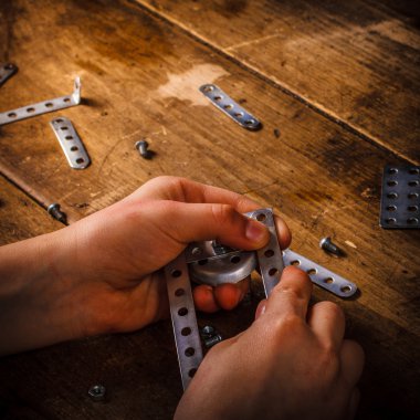 Tasarımcısı toplamak çocuk masaya.