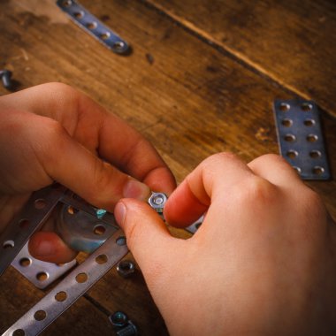 Tasarımcısı toplamak çocuk masaya.