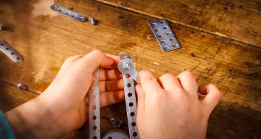 Tasarımcısı toplamak çocuk masaya.