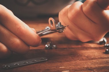 Tasarımcısı toplamak çocuk masaya.