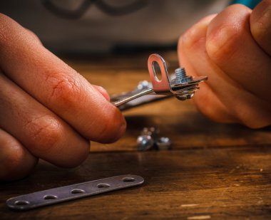 Tasarımcısı toplamak çocuk masaya.