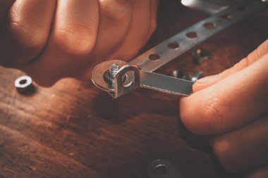 Tasarımcısı toplamak çocuk masaya.