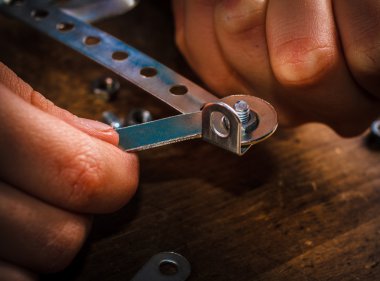 Tasarımcısı toplamak çocuk masaya.