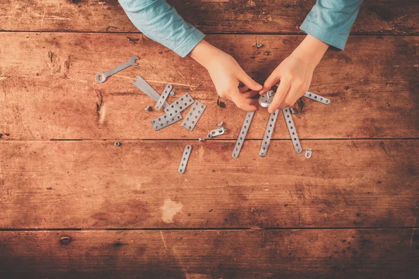 Tasarımcısı toplamak çocuk masaya.