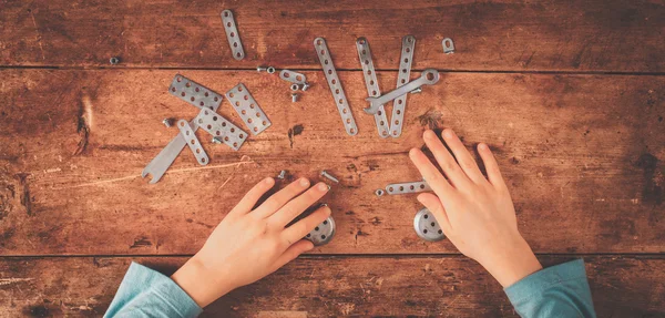 Tasarımcısı toplamak çocuk masaya.