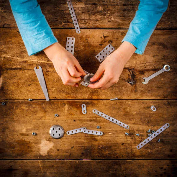 Tasarımcısı toplamak çocuk masaya.