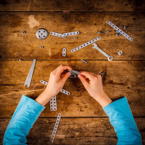 Tasarımcısı toplamak çocuk masaya.