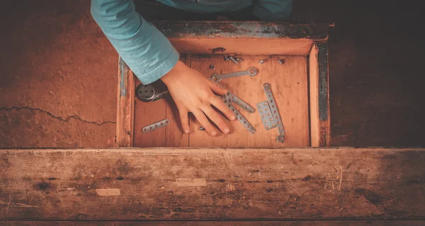 Tasarımcısı toplamak çocuk masaya.