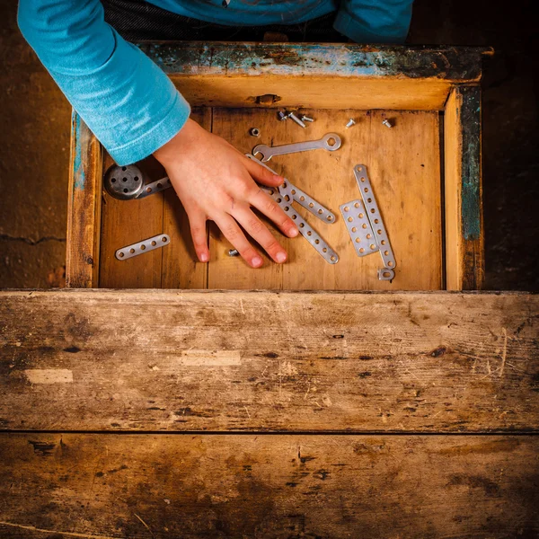 Tasarımcısı toplamak çocuk masaya.