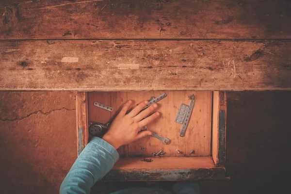 Tasarımcısı toplamak çocuk masaya.