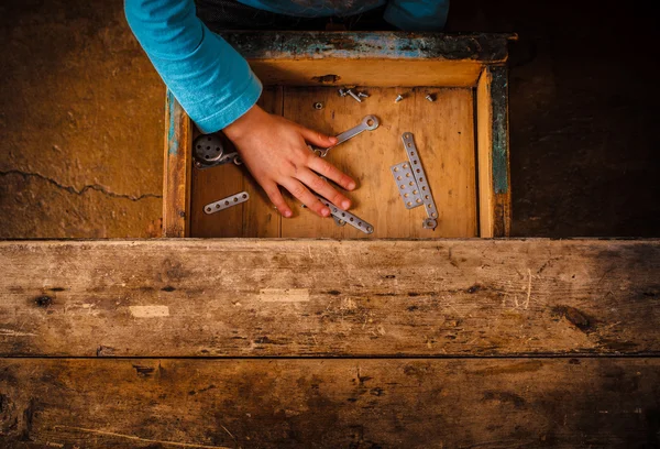Tasarımcısı toplamak çocuk masaya.