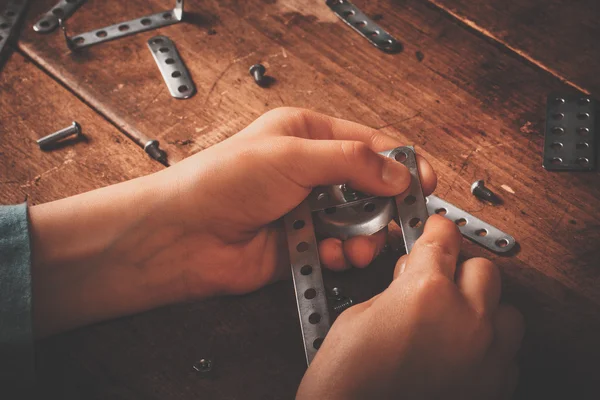 Tasarımcısı toplamak çocuk masaya.