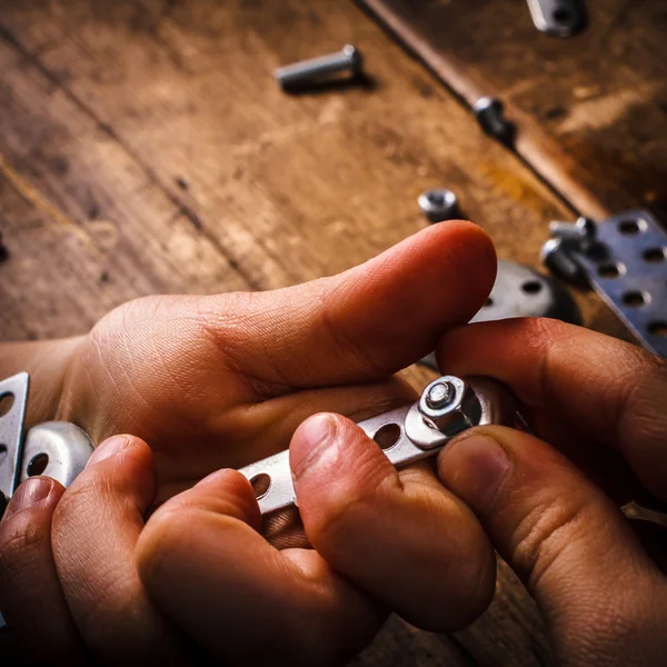 Tasarımcısı toplamak çocuk masaya.