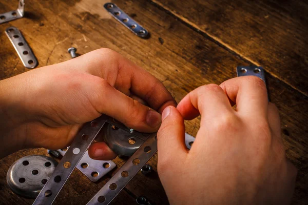 Tasarımcısı toplamak çocuk masaya.