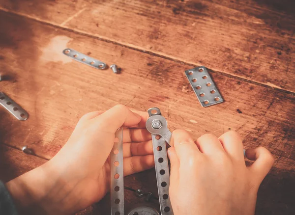 Tasarımcısı toplamak çocuk masaya.