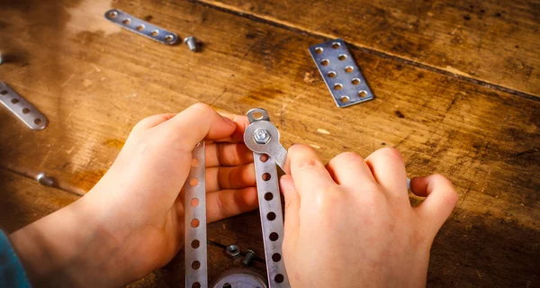 Tasarımcısı toplamak çocuk masaya.