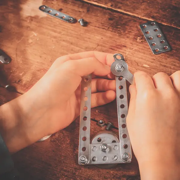 Tasarımcısı toplamak çocuk masaya.