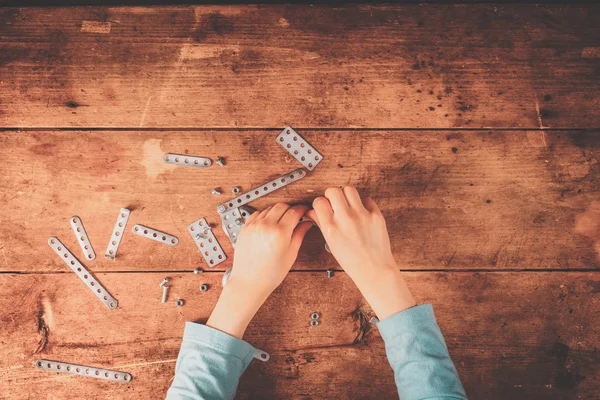 Tasarımcısı toplamak çocuk masaya.