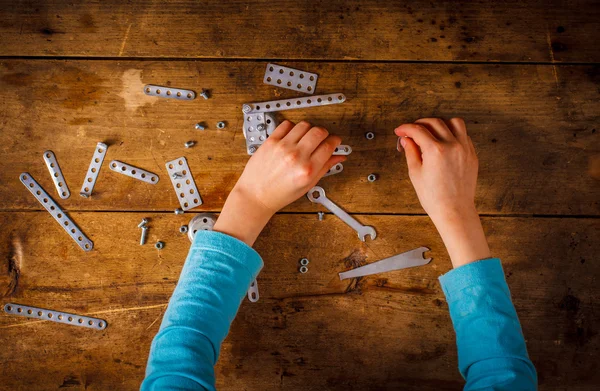 Tasarımcısı toplamak çocuk masaya.