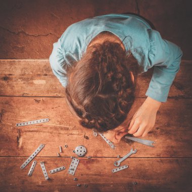 Tasarımcısı toplamak çocuk masaya.