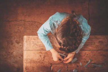 Tasarımcısı toplamak çocuk masaya.