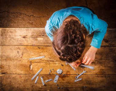 Tasarımcısı toplamak çocuk masaya.