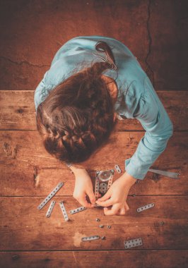 Tasarımcısı toplamak çocuk masaya.