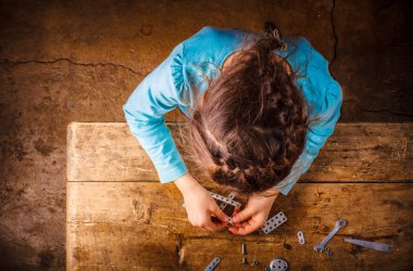 Tasarımcısı toplamak çocuk masaya.