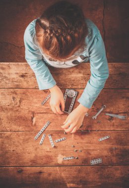 Tasarımcısı toplamak çocuk masaya.