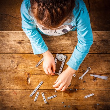 Tasarımcısı toplamak çocuk masaya.