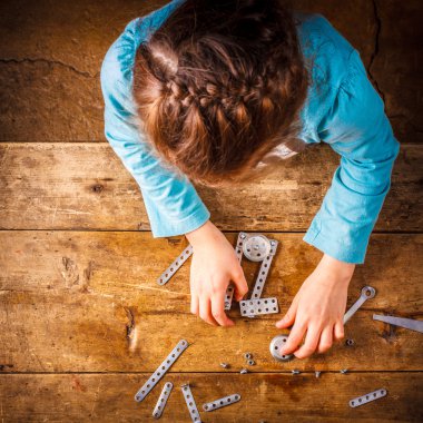 Tasarımcısı toplamak çocuk masaya.