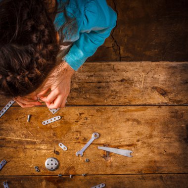 Tasarımcısı toplamak çocuk masaya.