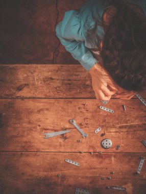 Tasarımcısı toplamak çocuk masaya.