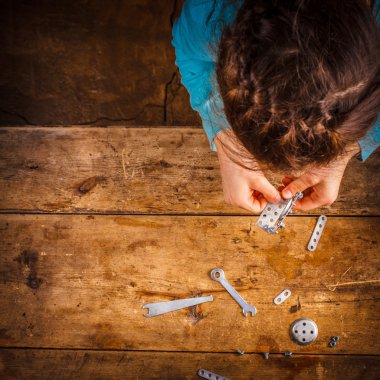 Tasarımcısı toplamak çocuk masaya.