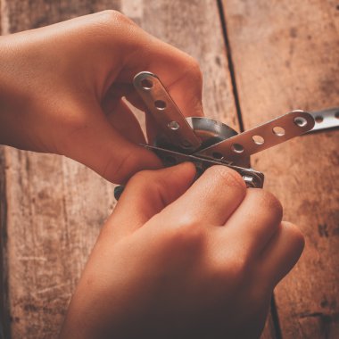 Tasarımcısı toplamak çocuk masaya.