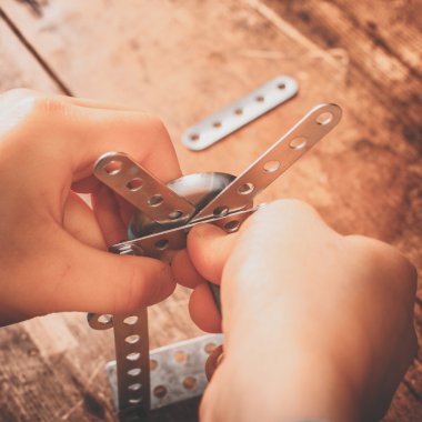 Tasarımcısı toplamak çocuk masaya.