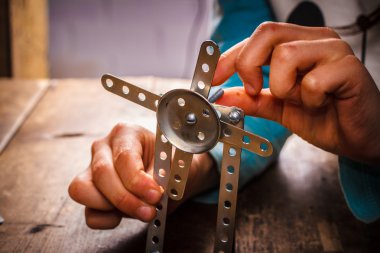 Tasarımcısı toplamak çocuk masaya.