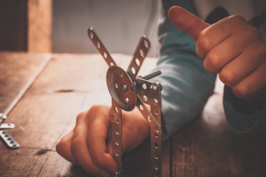 Tasarımcısı toplamak çocuk masaya.