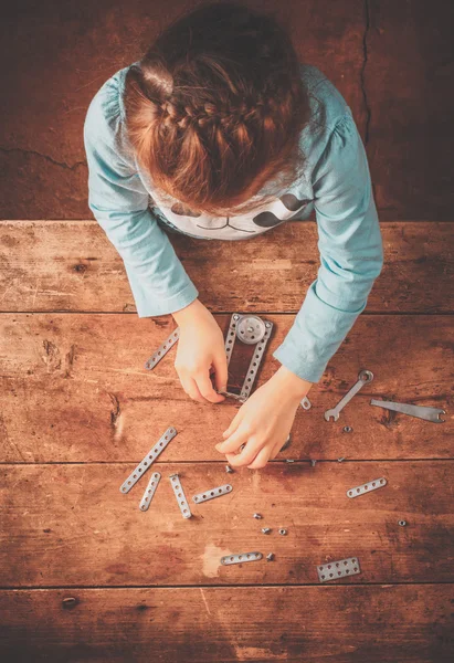 Tasarımcısı toplamak çocuk masaya.