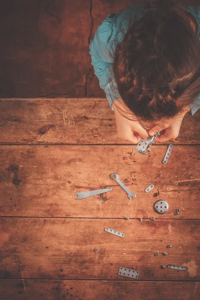 Tasarımcısı toplamak çocuk masaya.