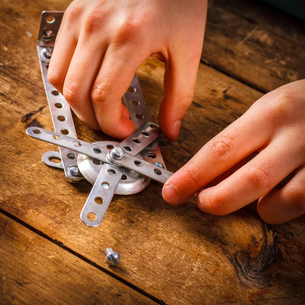 Tasarımcısı toplamak çocuk masaya.
