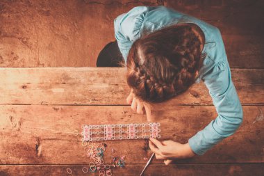 Sakız tablosundaki kız örgüleri.