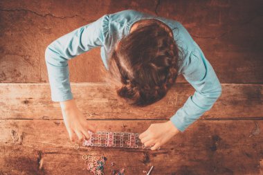 Sakız tablosundaki kız örgüleri.