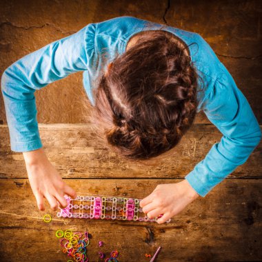 Sakız tablosundaki kız örgüleri.