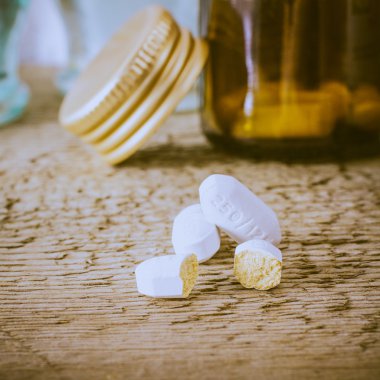 Ahşap yüzey üzerinde kırık tablet