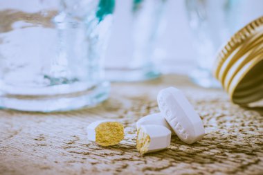 Ahşap yüzey üzerinde kırık tablet