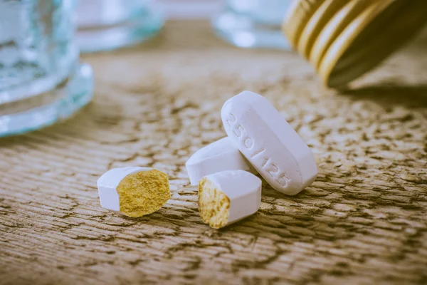 Ahşap yüzey üzerinde kırık tablet